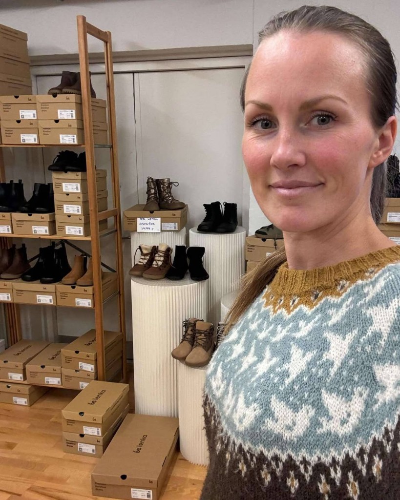 Freya i showroomet mellan Be Lenka-kartonger och utställda barfotaskor