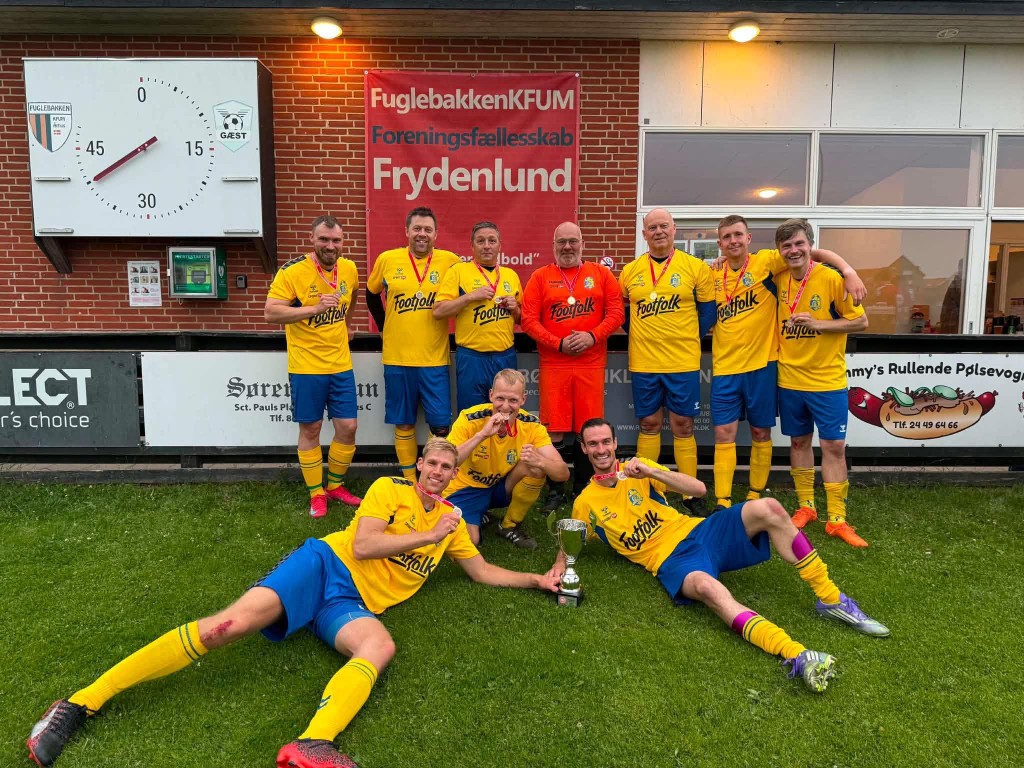 Fuglebakken KFUM firar med pokal i Footfolk-tröjor